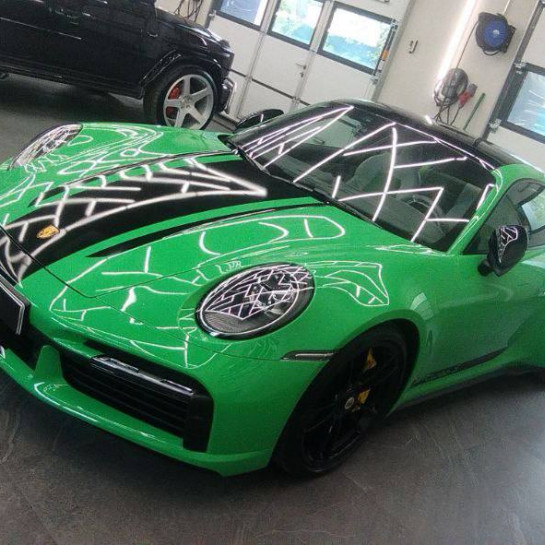 Оклейка Porsche цветным антигравийным полиуретаном Sunmax 41 Porshe Green PPF