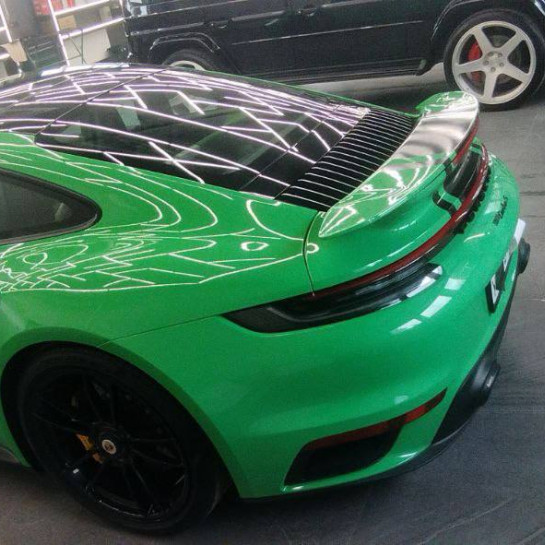 Оклейка Porsche цветным антигравийным полиуретаном Sunmax 41 Porshe Green PPF