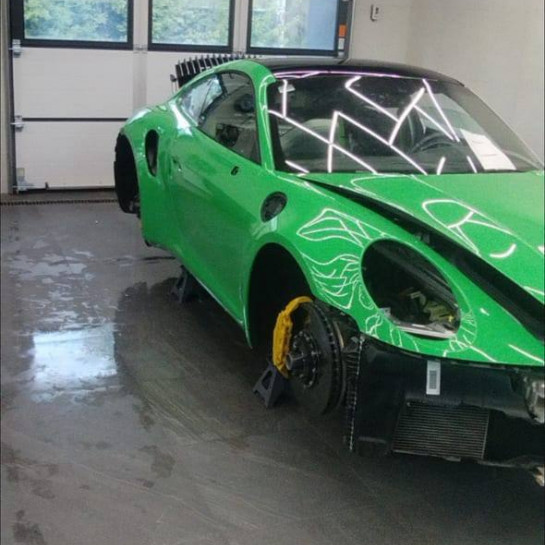 Оклейка Porsche цветным антигравийным полиуретаном Sunmax 41 Porshe Green PPF