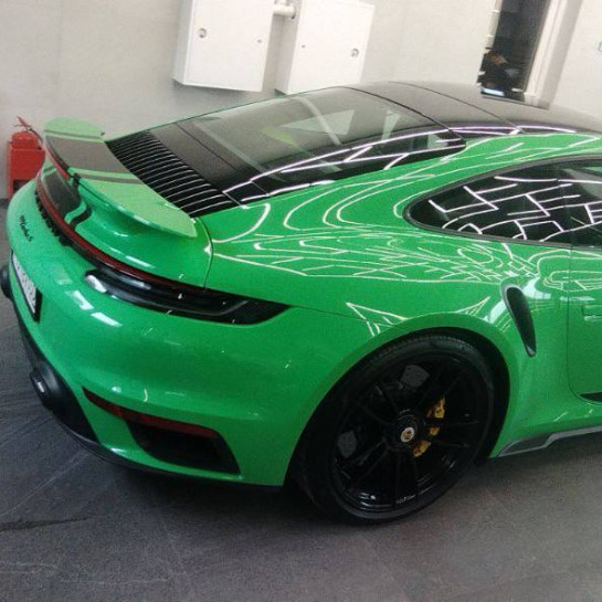 Оклейка Porsche цветным антигравийным полиуретаном Sunmax 41 Porshe Green PPF
