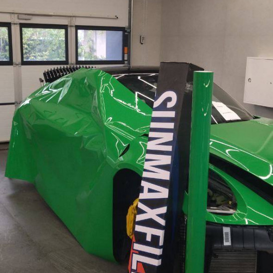 Оклейка Porsche цветным антигравийным полиуретаном Sunmax 41 Porshe Green PPF