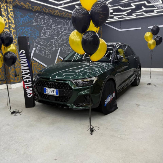 Оклейка кузова Audi A1 цветным полиуретаном Sunmax 55 Tesla Forest Green PPF