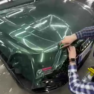 Качественная оклейка кузова  Audi A1 защитной полиуретановой пленкой Sunmax 55 Tesla Forest Green PPF