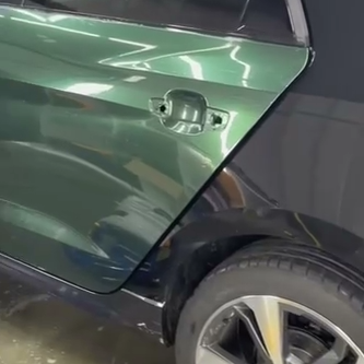 Качественная оклейка кузова  Audi A1 защитной полиуретановой пленкой Sunmax 55 Tesla Forest Green PPF