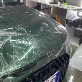 Качественная оклейка кузова  Audi A1 защитной полиуретановой пленкой Sunmax 55 Tesla Forest Green PPF