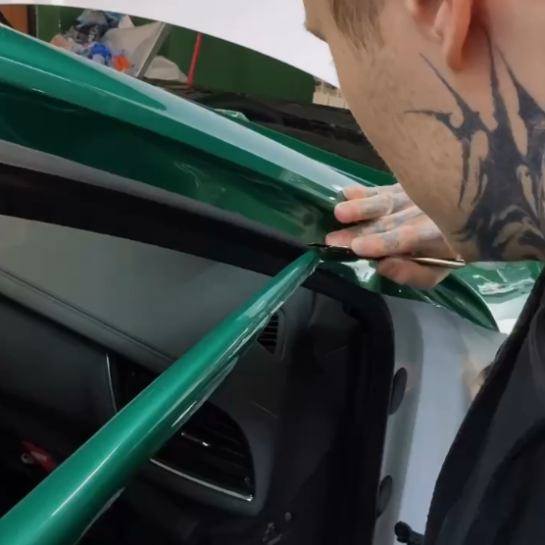 Оклейка кузова Opel полиуретаном зеленого цвета Sunmax
