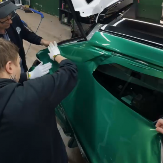 Оклейка кузова Opel полиуретаном зеленого цвета Sunmax