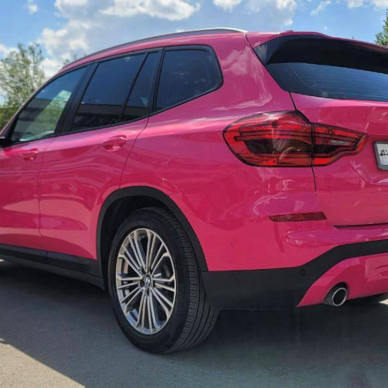 Оклейка BMW цветной полиуретановой пленкой Pink Glossy PPF