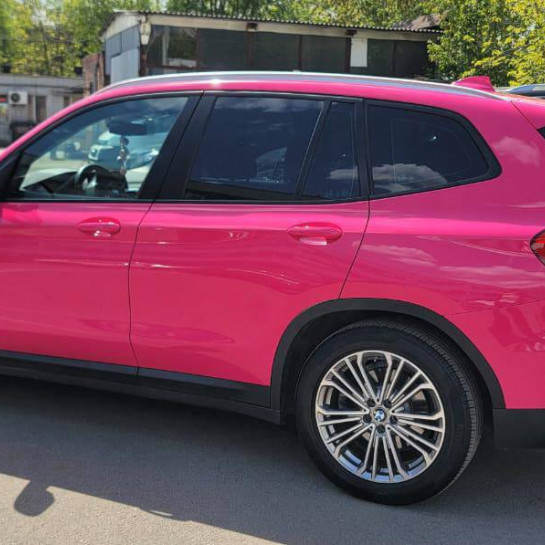Оклейка BMW цветной полиуретановой пленкой Pink Glossy PPF