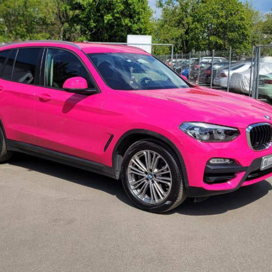 Оклейка BMW цветной полиуретановой пленкой Pink Glossy PPF