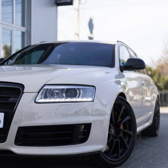Оклейка Audi цветной полиуретановой пленкой Sunmax качественно и с гарантией