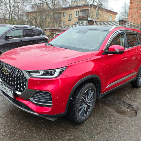 Оклейка кузова Chery Tiggo 8 профессионально полиуретаном Sunmax ярко-красного цвета