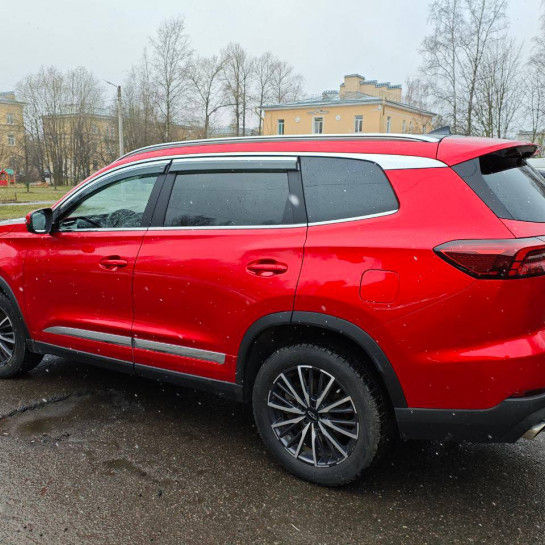 Оклейка кузова Chery Tiggo 8 профессионально полиуретаном Sunmax ярко-красного цвета