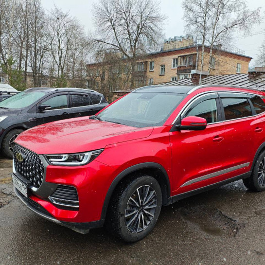 Оклейка кузова Chery Tiggo 8 профессионально полиуретаном Sunmax ярко-красного цвета