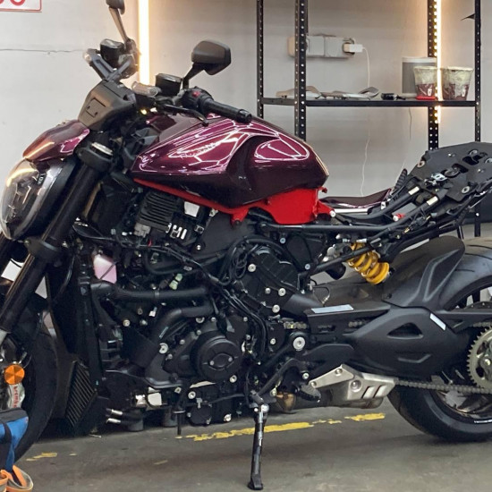 Оклейка мотоцикла Ducati цветной полиуретановой пленкой Sunmax 51 Jaguar Black Rose