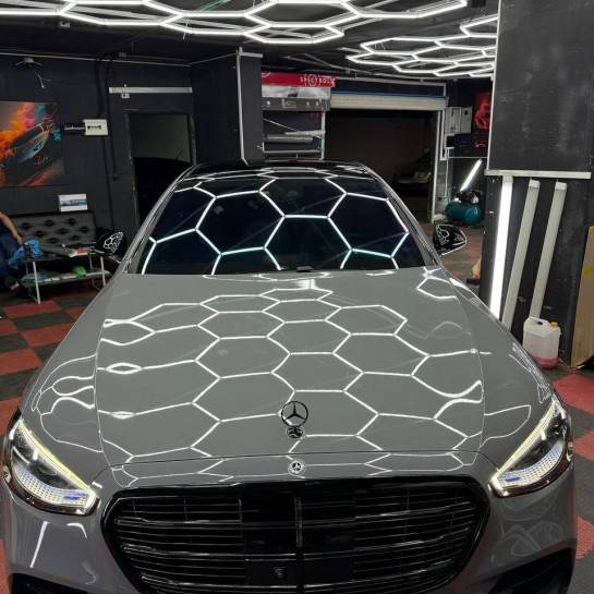 Оклейка кузова Mercedes полностью цветным полиуретаном Sunmax серого цвета
