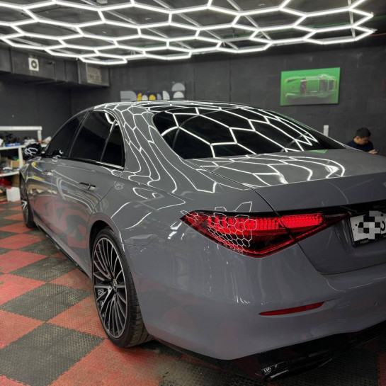 Оклейка кузова Mercedes полностью цветным полиуретаном Sunmax серого цвета