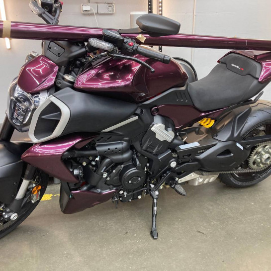 Покрытие мотоцикла Ducati цветным полиуретаном Sunmax 51 Jaguar Black Rose