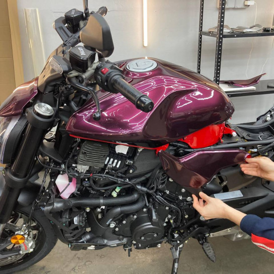 Покрытие мотоцикла Ducati цветным полиуретаном Sunmax 51 Jaguar Black Rose
