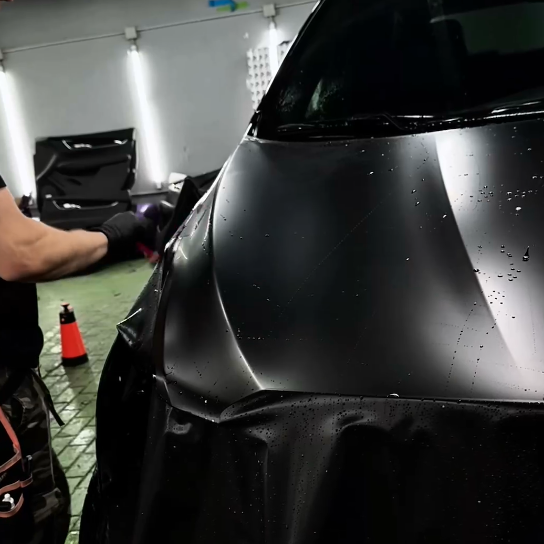 Оклейка кузова автомобиля BMW плёнкой из полиуретана Sunmax цветом 26 Black Matt PPF
