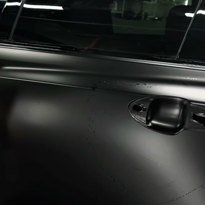 Оклейка кузова автомобиля BMW плёнкой из полиуретана Sunmax цветом 26 Black Matt PPF