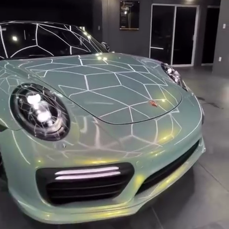Оклейка Porsche защитной полиуретановой пленкой Sunmax 10 Lime Gray PPF