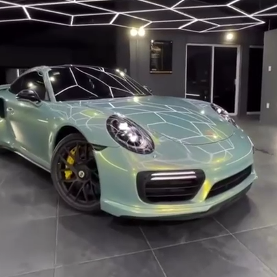 Оклейка Porsche защитной полиуретановой пленкой Sunmax 10 Lime Gray PPF