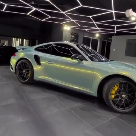 Оклейка Porsche защитной полиуретановой пленкой Sunmax 10 Lime Gray PPF