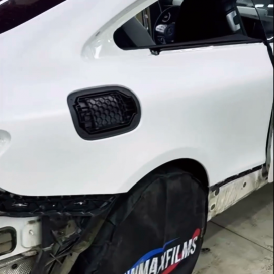 Оклейка Mercedes цветной белой пленкой из полиуретана Sunmax 36 White Matt Pearl PPF