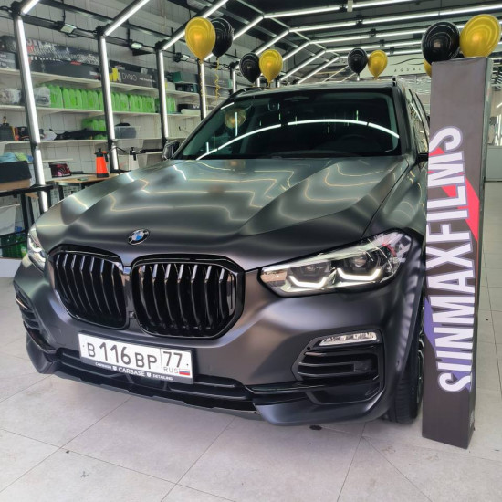 Оклейка BMW X5 цветным полиуретаном Sunmax 26 Black Matt PPF