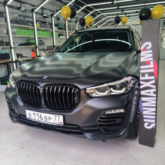 Оклейка BMW X5 черным полиуретаном Sunmax 26 Black Matt PPF