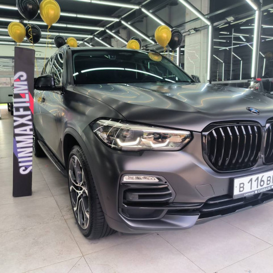 Оклейка BMW X5 черным полиуретаном Sunmax 26 Black Matt PPF