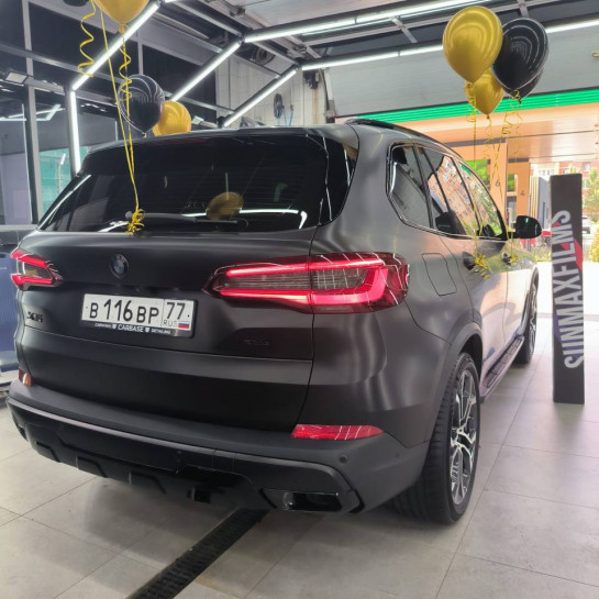 Оклейка BMW X5 черным полиуретаном Sunmax 26 Black Matt PPF