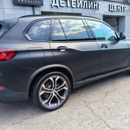 Оклейка BMW X5 черным полиуретаном Sunmax 26 Black Matt PPF