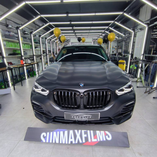 Оклейка BMW X5 черным полиуретаном Sunmax 26 Black Matt PPF