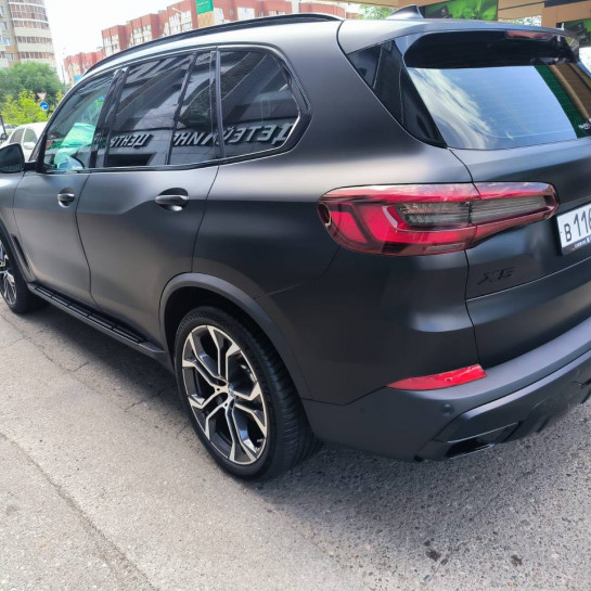 Оклейка BMW X5 черным полиуретаном Sunmax 26 Black Matt PPF