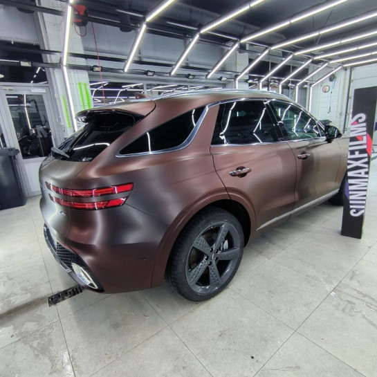Оклейка Hyundai Genesis полиуретаном Sunmax 37 Matte Black Charm Red PPF