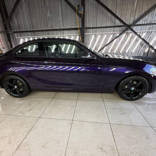 Оклейка BMW полиуретановой пленкой Sunmax 20 Purple Pearl PPF