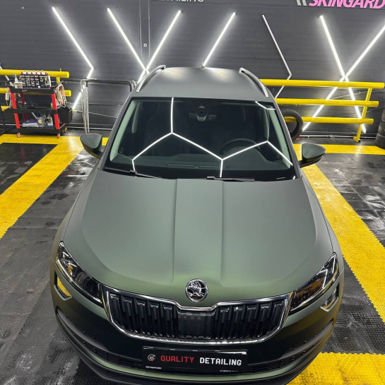 Оклейка кузова Skoda полиуретановой пленкой Sunmax 115 Matt Metal Blackish Green PPF