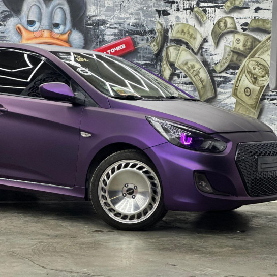 Оклейка Hyundai цветной полиуретановой пленкой Sunmax 111 Matt Metal Black Purple PPF