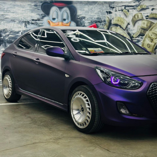 Оклейка Hyundai цветной полиуретановой пленкой Sunmax 111 Matt Metal Black Purple PPF