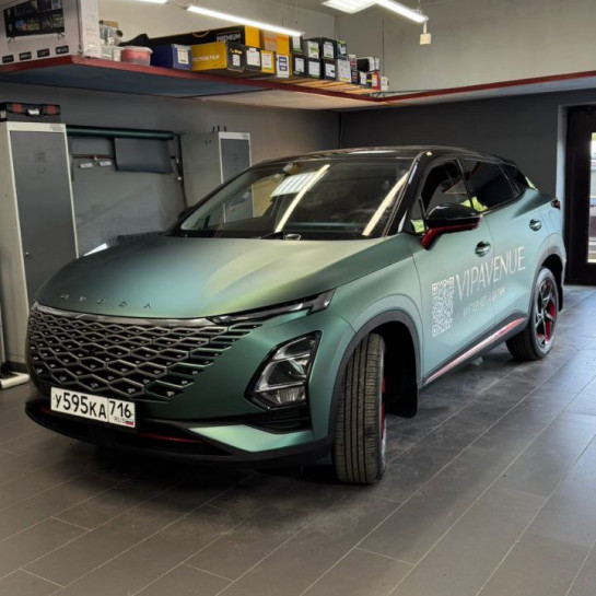 Оклейка Exeed полиуретановой пленкой Sunmax 117 Matt Metal Venom Green PPF для защиты кузова авто