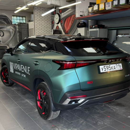 Оклейка Exeed полиуретановой пленкой Sunmax 117 Matt Metal Venom Green PPF для защиты кузова авто