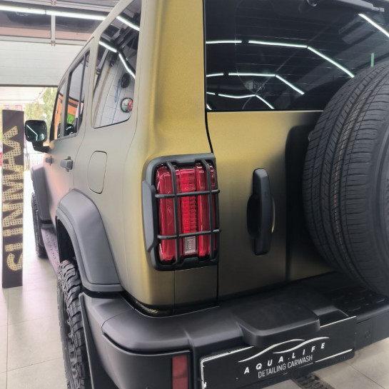 Оклейка Tank полиуретаном Sunmax цвета 123 Matt Metal Gold Brown PPF