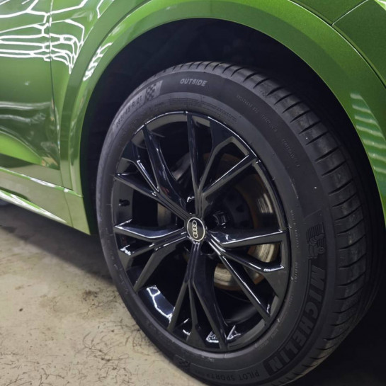 Оклейка кузова Audi полиуретаном Sunmax цвета 3 Dark Green Pearl PPF
