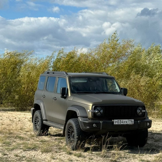 Оклейка капота авто Tank полиуретановой пленкой Sunmax 123 Matt Metal Gold Brown PPF