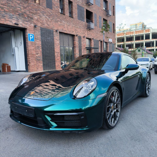 Оклейка Porsche полиуретановой пленкой Sunmax цвета 140 Galaxy Green PPF