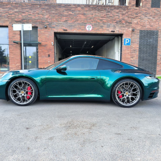 Оклейка Porsche полиуретановой пленкой Sunmax цвета 140 Galaxy Green PPF