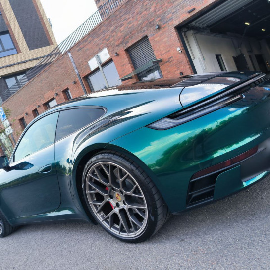 Оклейка Porsche полиуретановой пленкой Sunmax цвета 140 Galaxy Green PPF