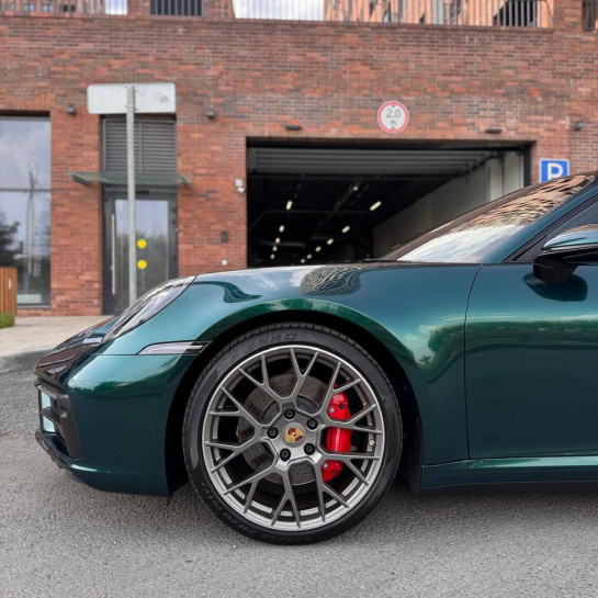 Оклейка Porsche полиуретановой пленкой Sunmax цвета 140 Galaxy Green PPF